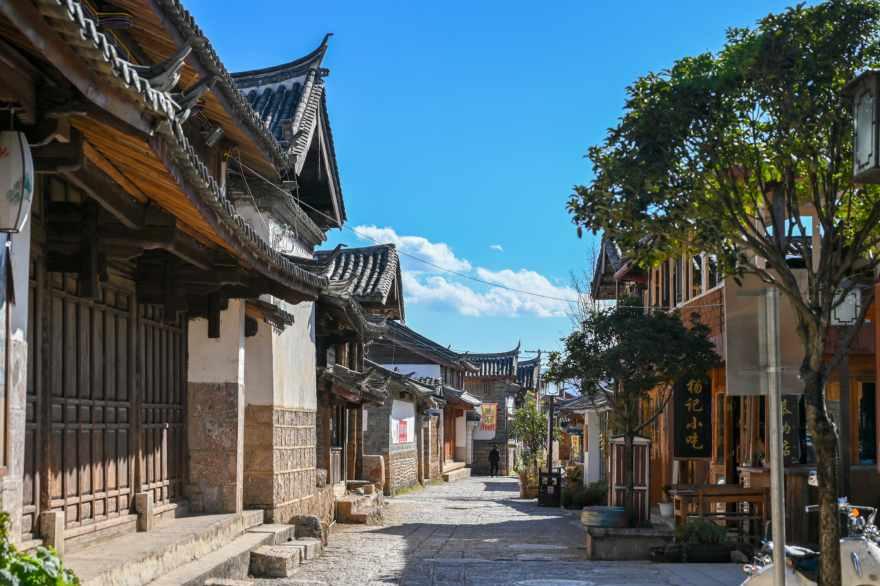 布莱德利·库珀公开恋情，和吉吉浪漫牵手，气场走出十丈风